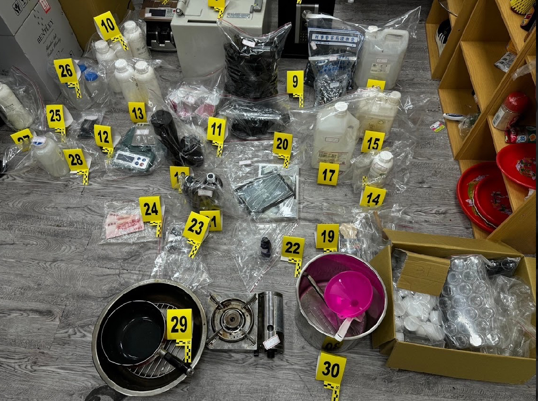 警方查扣菸彈製造工具。(記者徐煜勝翻攝)