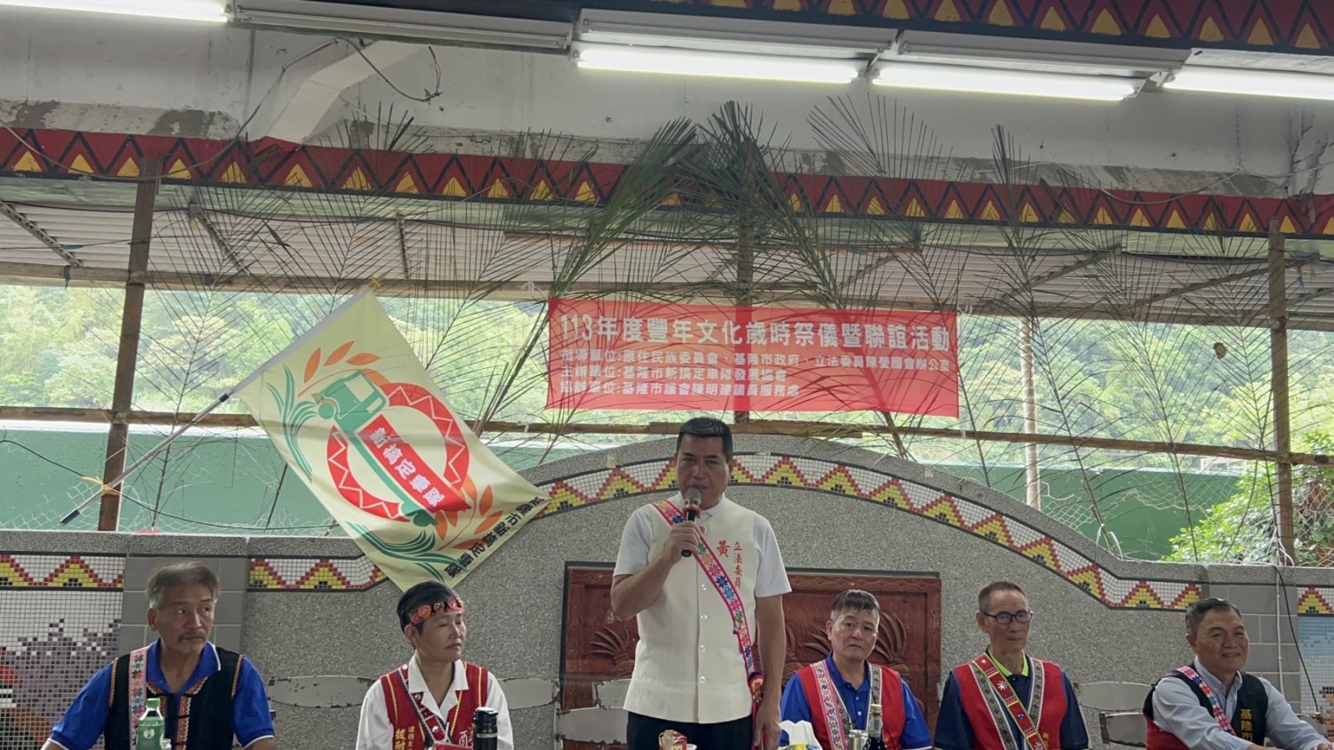 基隆市七堵區「113年度豐年文化歲時祭暨聯誼活動」今上午登場，黃仁無畏風雨，一早就抵達現場。(記者包克明 攝)