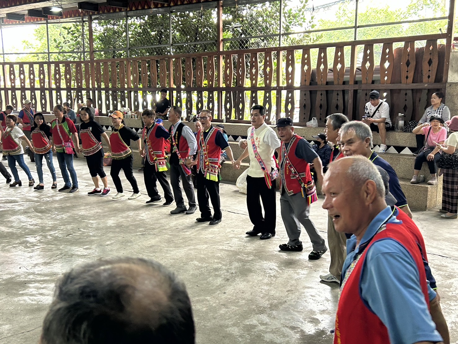 和族人同樂！黃仁下場和原住民族人一同跳大會舞。(記者包克明 攝)