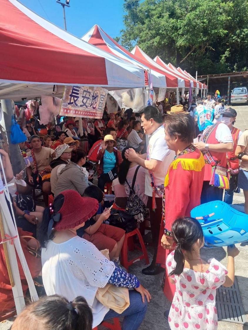 不分彼此，完成祭典後，黃仁繞場一一向族人問候致意。(記者包克明 攝)