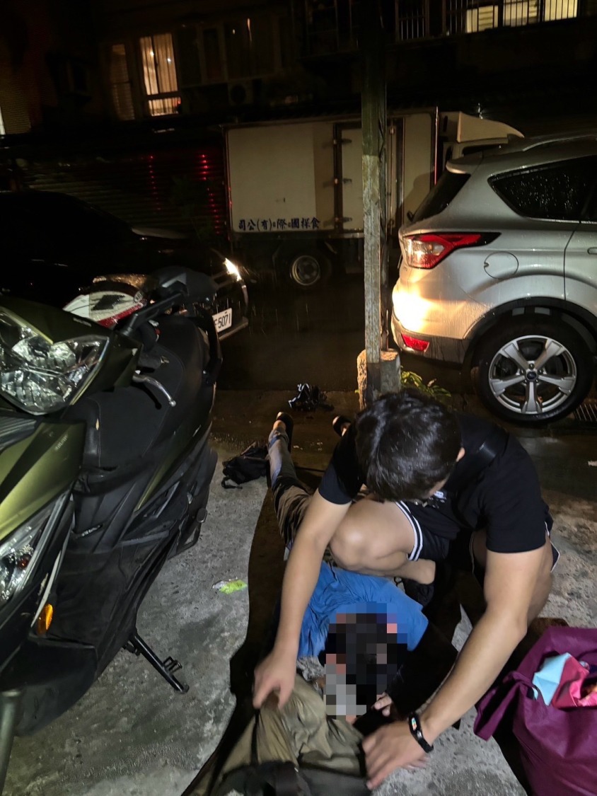 板橋警及時逮捕取款車手(徐煜勝翻攝)