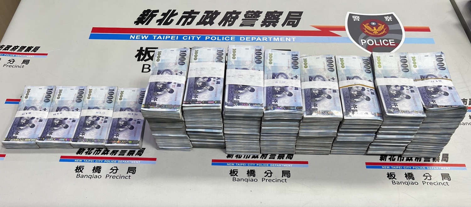 板橋警方協助老婦保管鉅款至銀行開門°(記者徐煜勝翻攝)
