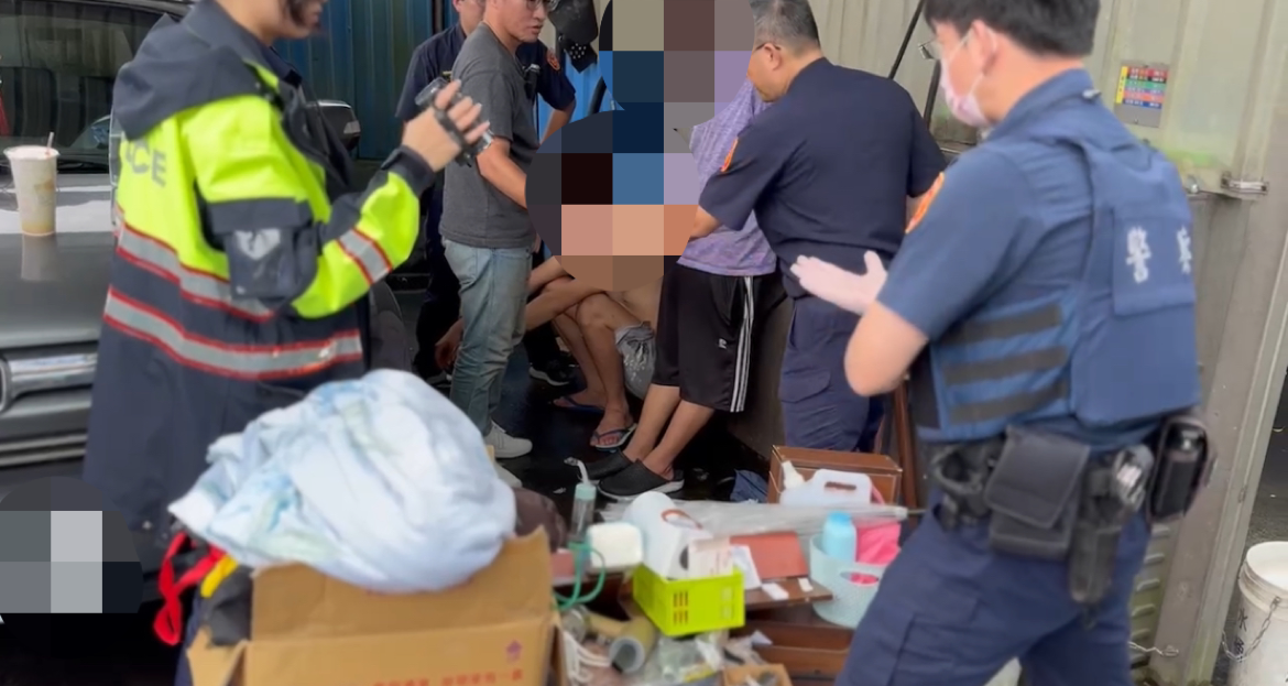 文山一警方到場查獲安非他命,以現行犯逮捕趙嫌。(圖/讀者提供)
