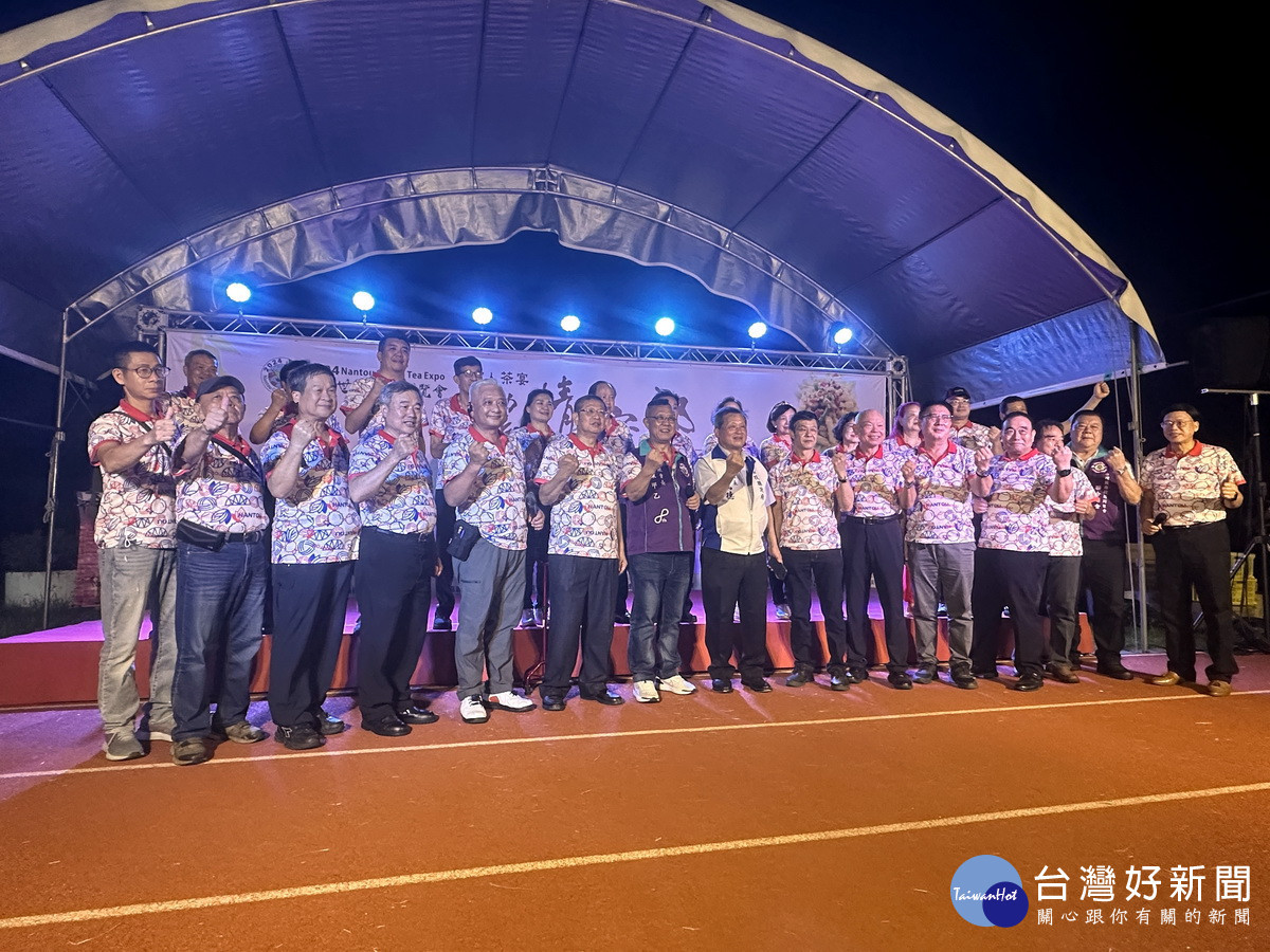 王副縣長與陳總會長和全國各分會長一同高唱回鄉的我。(記者扶小萍攝)