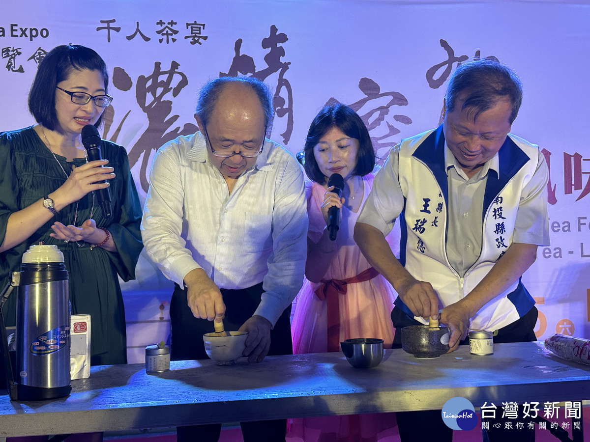 王副縣長與日本六兵衛社長井上祐(左二)共同體驗與示範日本的抹茶。(記者扶小萍攝)<br /><br />