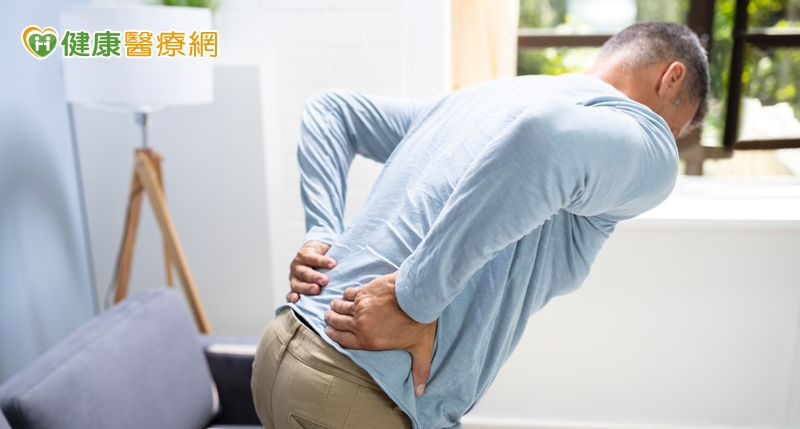 壯年男腰背痛以為結石復發 驚見腹部「8公分主動脈瘤」險喪命