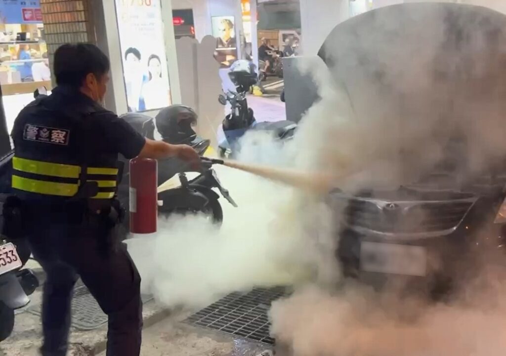 ▲圖說:中警三分局健康所巡邏員警發現停在路旁車輛大燈起火冒煙,立即拿出巡邏車滅火器滅火 (圖/台中市政府 提供)