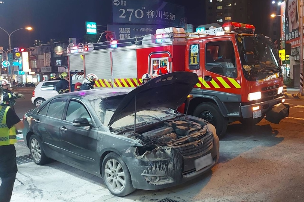 ▲圖說:消防車抵達現場戒備,持續監控車輛狀況以確認起火狀況解除 (圖/台中市政府 提供)