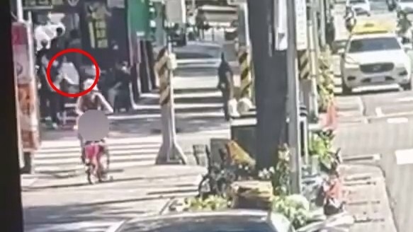 ▲台北市中山區松江路1處大樓,今(6)日13時許外牆磁磚突剝落,砸中路過的小男童。(翻攝畫面)