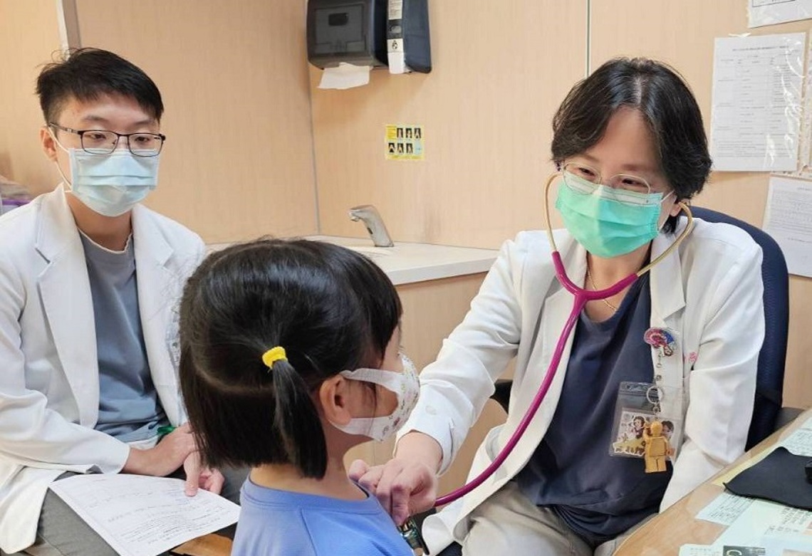 剛開學 聯絡簿常被老師寫瞌睡發呆 坐不住不專心 醫師:學習表現不理想因素多 對症治療才有幫助