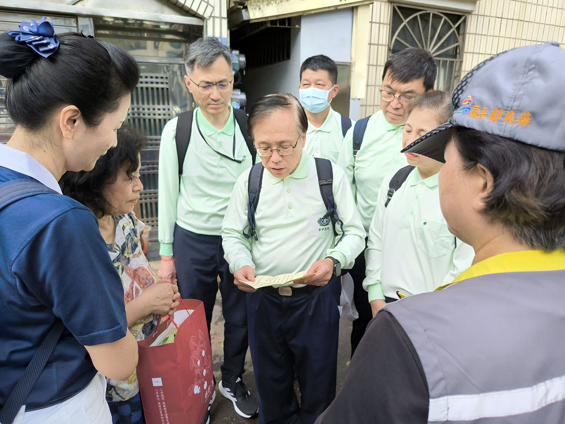 台中慈濟醫院同仁南下高雄 安心家訪慰問災民