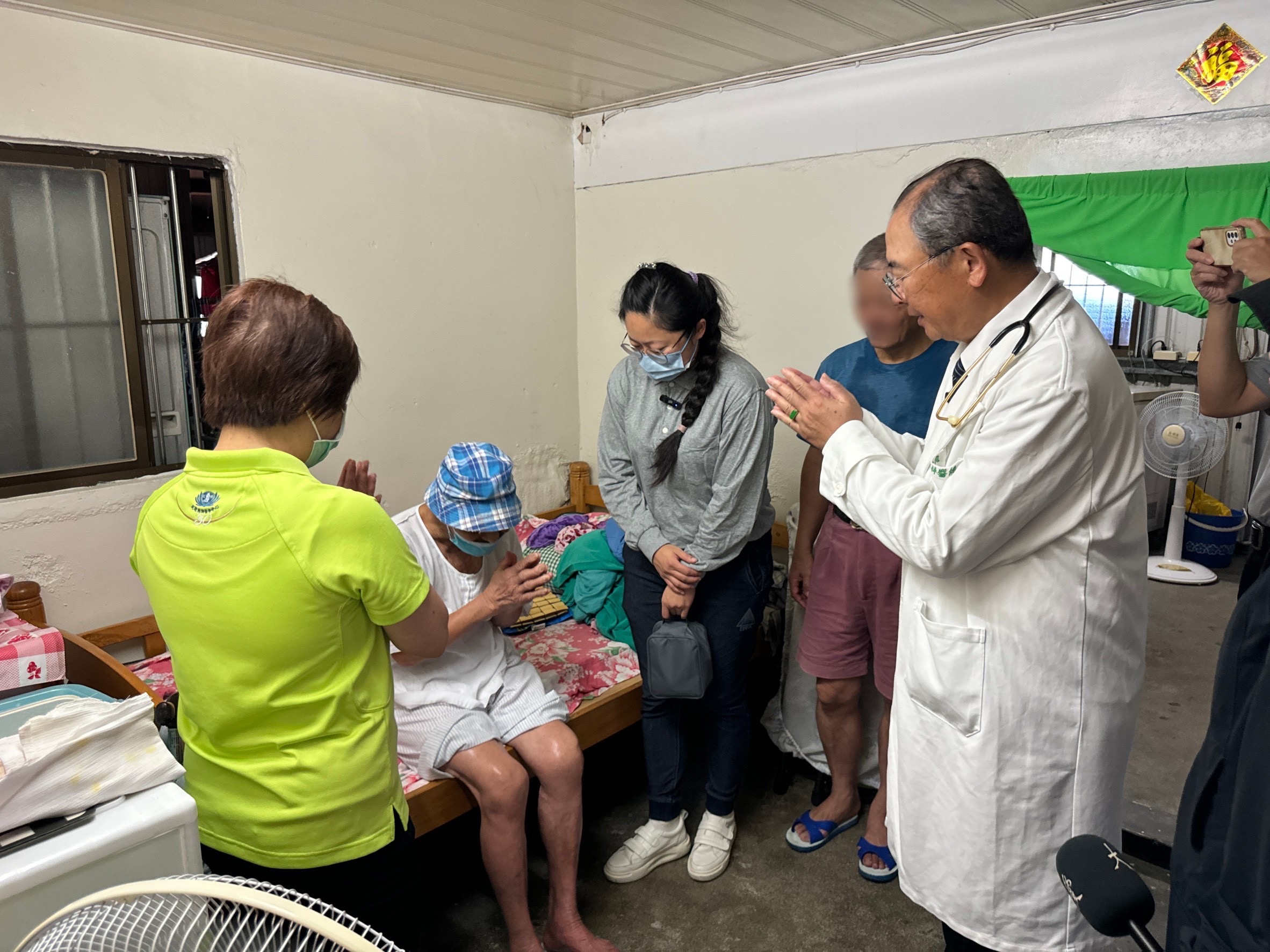 花蓮慈院副院長許文林(右)關心當地長者的身體狀況,往診時民眾開心道謝