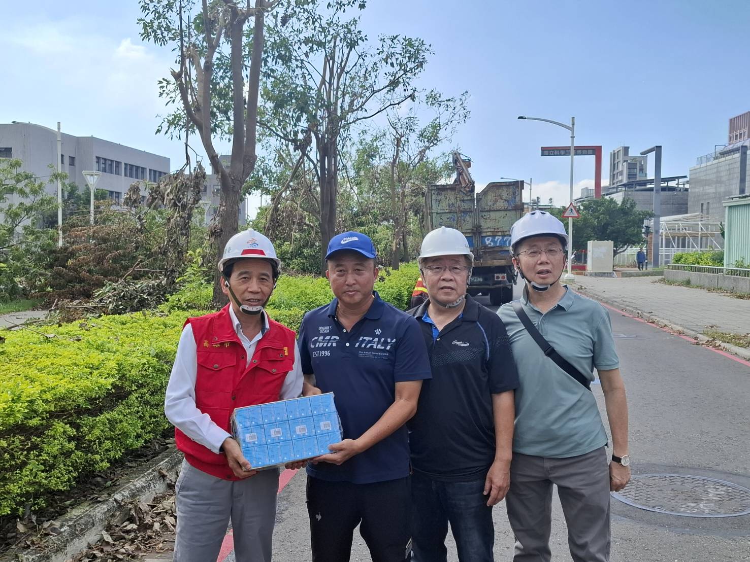高市府團隊通力合作 地政局土開處協請工程廠商助公園處加速清理鐵路地下化園道