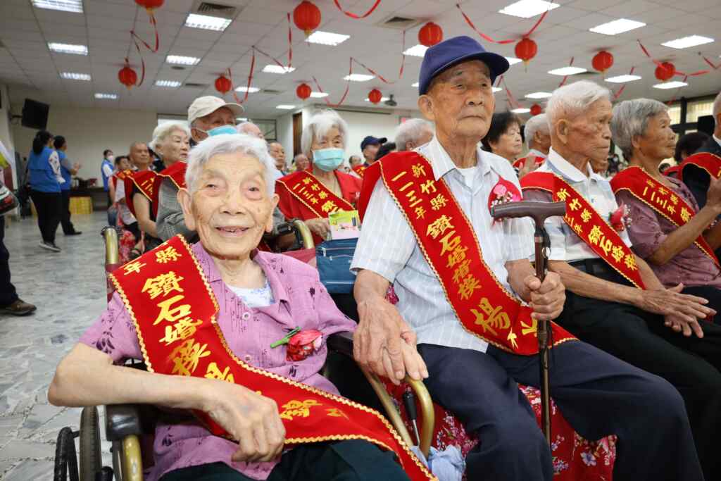 百歲人瑞楊木火與妻子楊甘錦宜結縭79年,活動現場輕握妻子的手,氣氛溫馨動人。