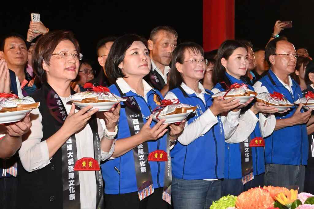 ▲「2024西螺大橋藝陣文化祭」活動邁入第二日,雲林縣長張麗善、彰化縣長王惠美等團拜祈福。(記者張玉泰攝)