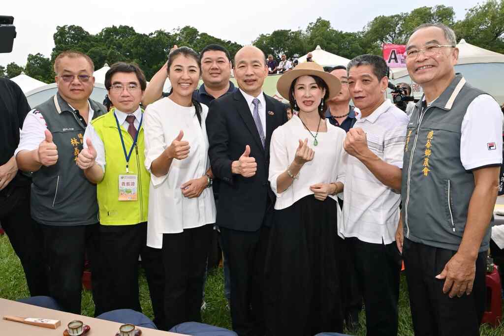 ▲為期九天的「2024南投世界茶業博覽會」6日下午進行重頭戲-千人茶會,吸引許多民眾報名參加品好茶,立法院長韓國瑜也聞茶香而來。(記者張玉泰攝)