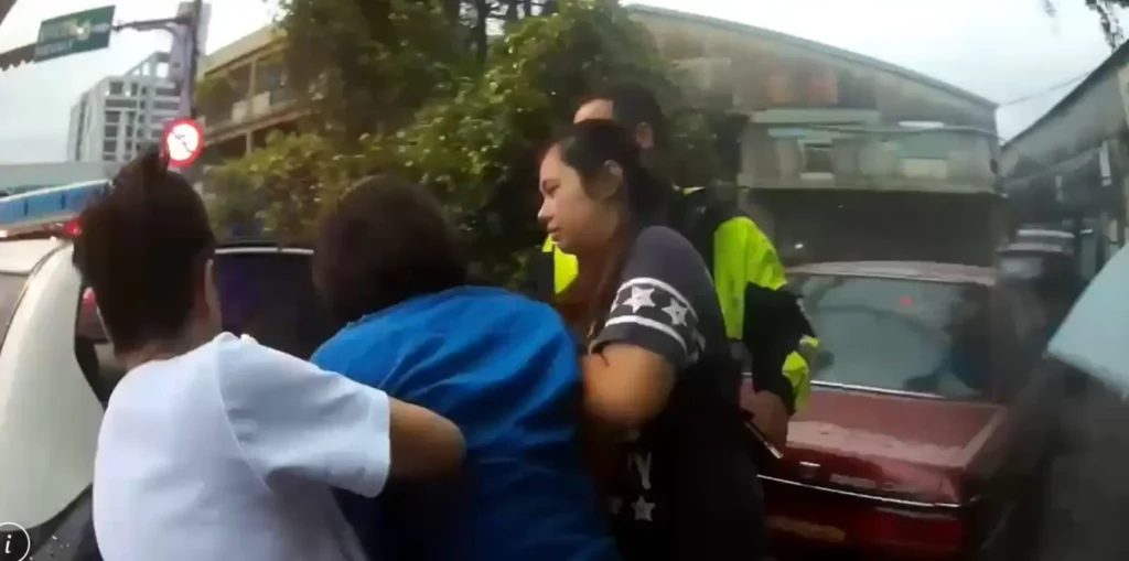 樹林柑園派出所員警護送酒醉女回家。