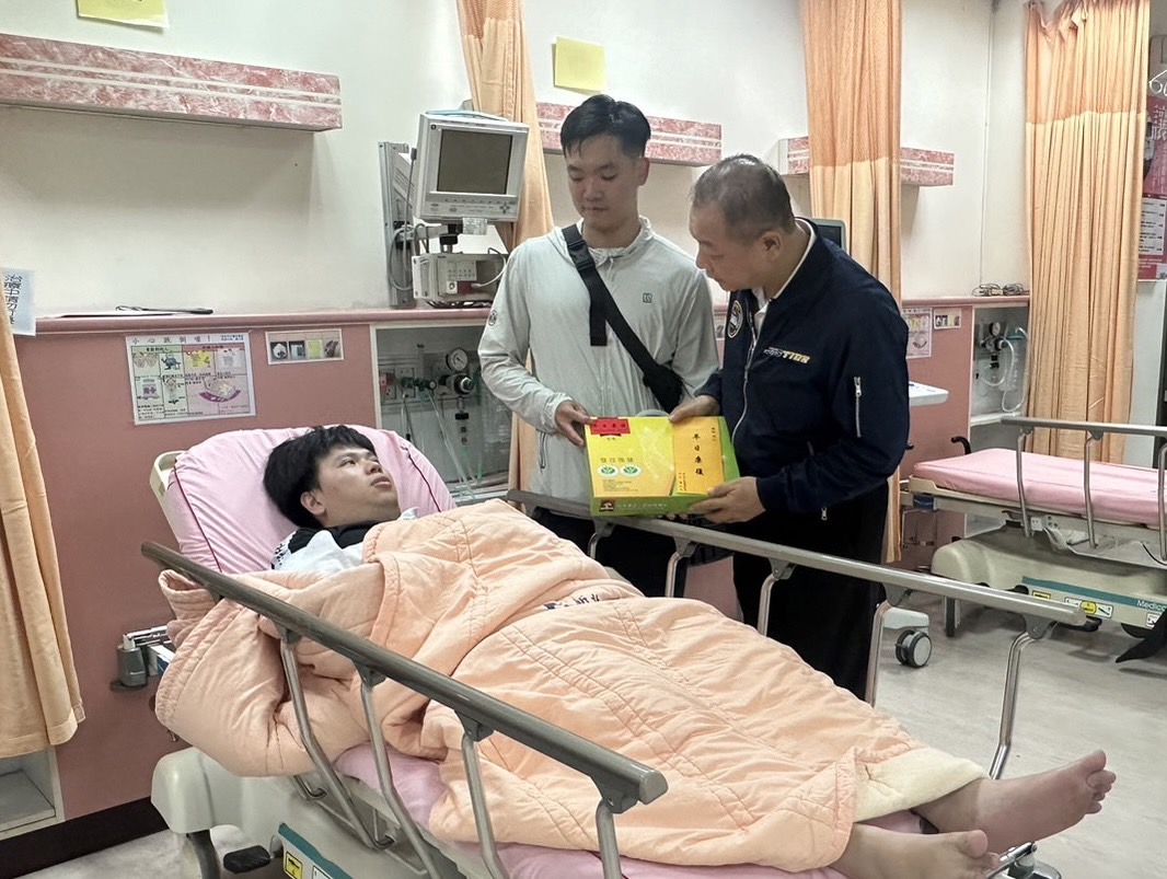 新莊派出所莊姓員警於執法過程中受傷,新北市警局長廖訓誠前往關心慰問(記者徐煜勝翻涉)