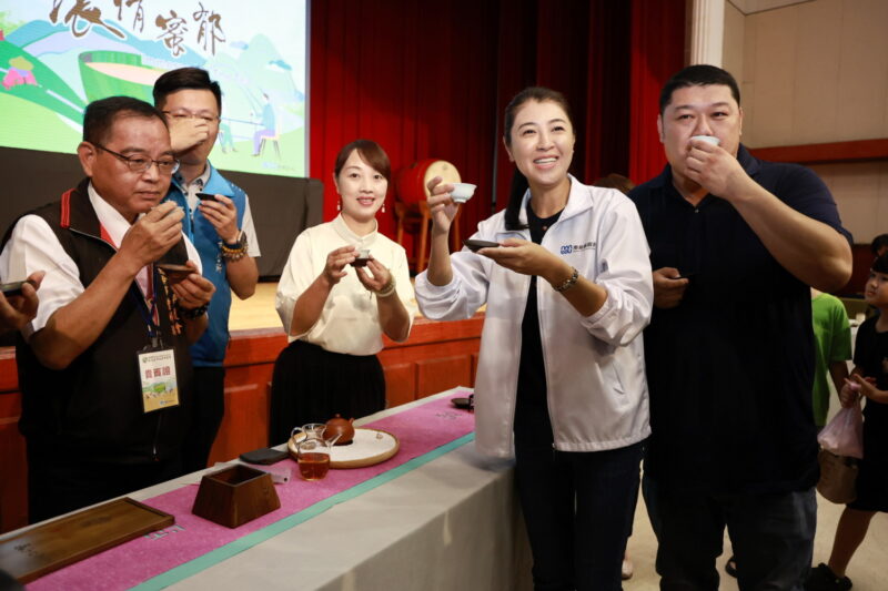 圖文:南投世界茶業博覽會盛大開幕 許淑華縣長邀民眾來南投喝茶買茶。