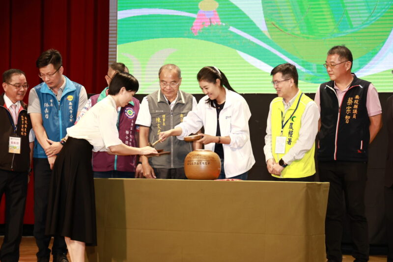 圖文:南投世界茶業博覽會盛大開幕 許淑華縣長邀民眾來南投喝茶買茶。