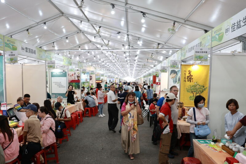 圖文:南投世界茶業博覽會盛大開幕 許淑華縣長邀民眾來南投喝茶買茶。