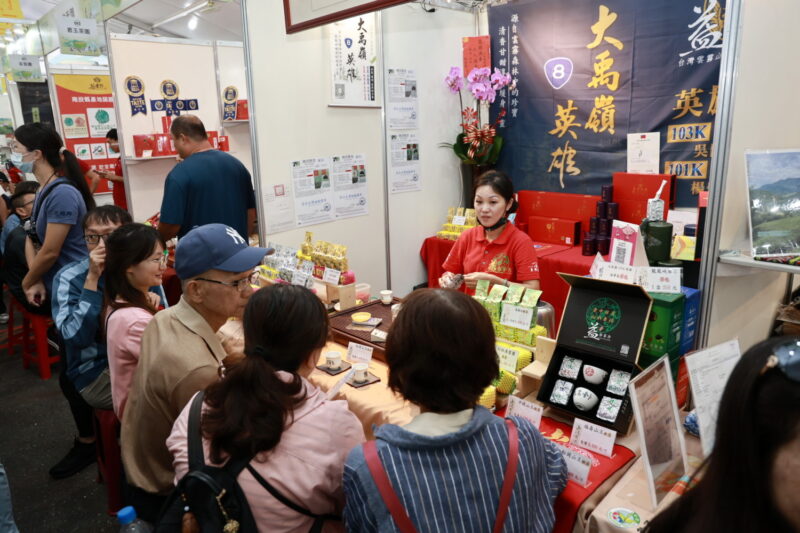 圖文:南投世界茶業博覽會盛大開幕 許淑華縣長邀民眾來南投喝茶買茶。
