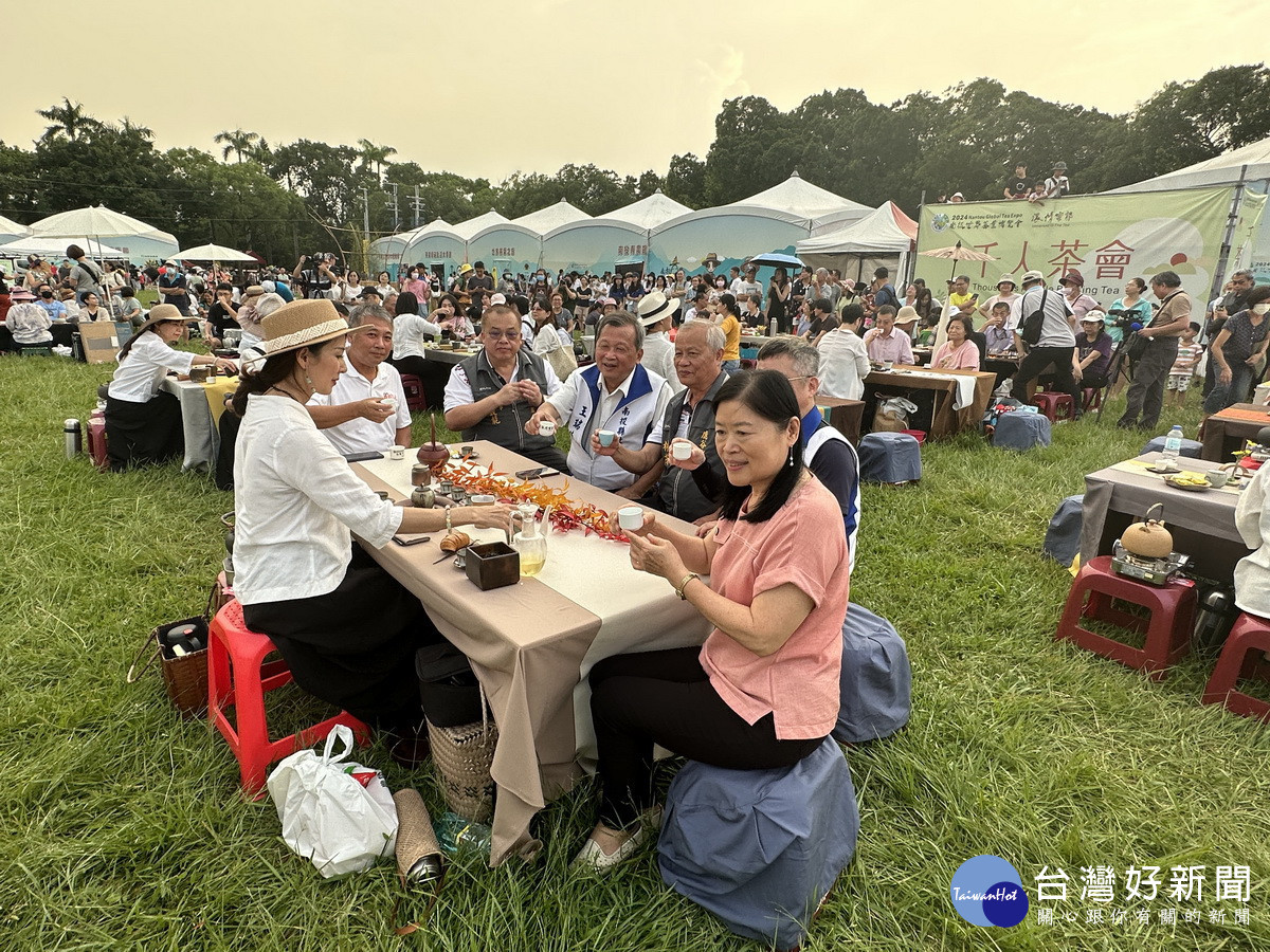 中興大操場擠滿來自各地愛茶民眾。(記者扶小萍攝)