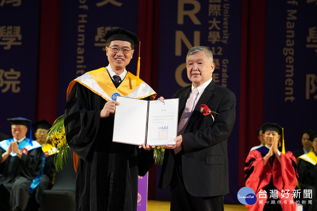 暨大邀請臺大環境工程學研究所蔣本基特聘教授,擔任該校科技學院榮譽講座教授提升該校國際學術競爭力。(圖/暨大提供)