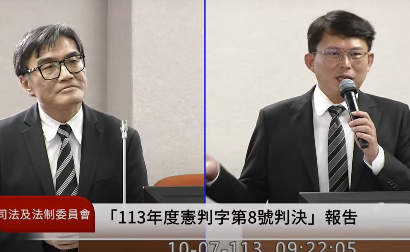 民進黨立委黃國昌(右)質詢司法院代理秘書長黃麟倫(左),批評憲法法庭不用要求一致決。翻攝國會頻道YT直播