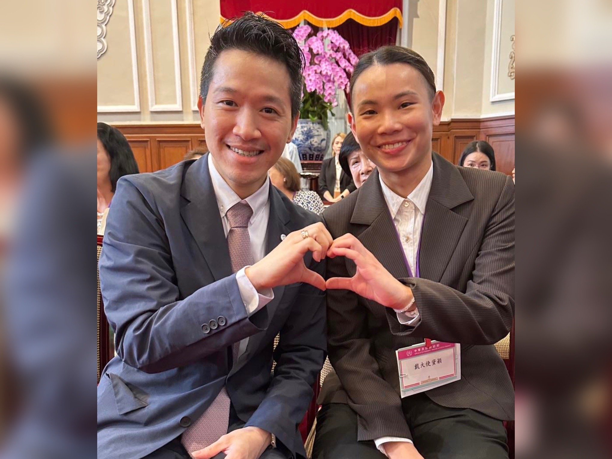 羽球一姊戴資穎(右)獲聘出任無任所大使,與總統府副秘書長何志偉(左)合影。翻攝何志偉臉書