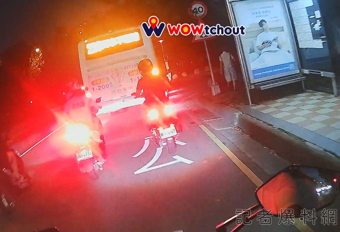 公車過站停車引起後方騎士不滿按喇叭。翻攝畫面