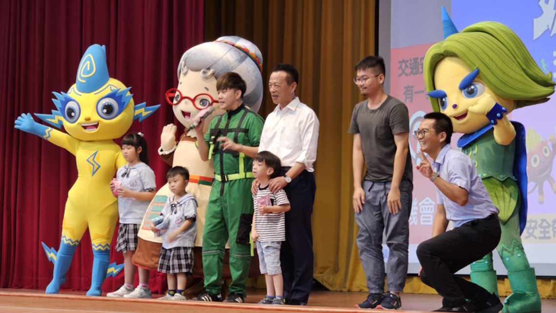 「水果奶奶」登場校園巡迴宣導交通安全 上百名學童熱情搶答