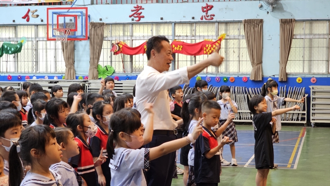 「水果奶奶」登場校園巡迴宣導交通安全 朴子市大同國小300多位學童熱情搶答 十分投入