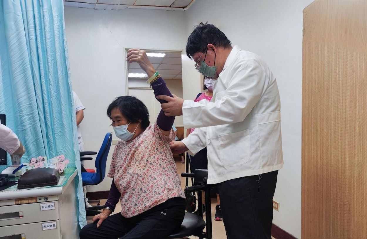 ▲李昌誠博士說,轉換季節中,可以透過滋陰潤燥和養肺健脾,調理身體及調養氣血。(圖/朴子醫院提供)