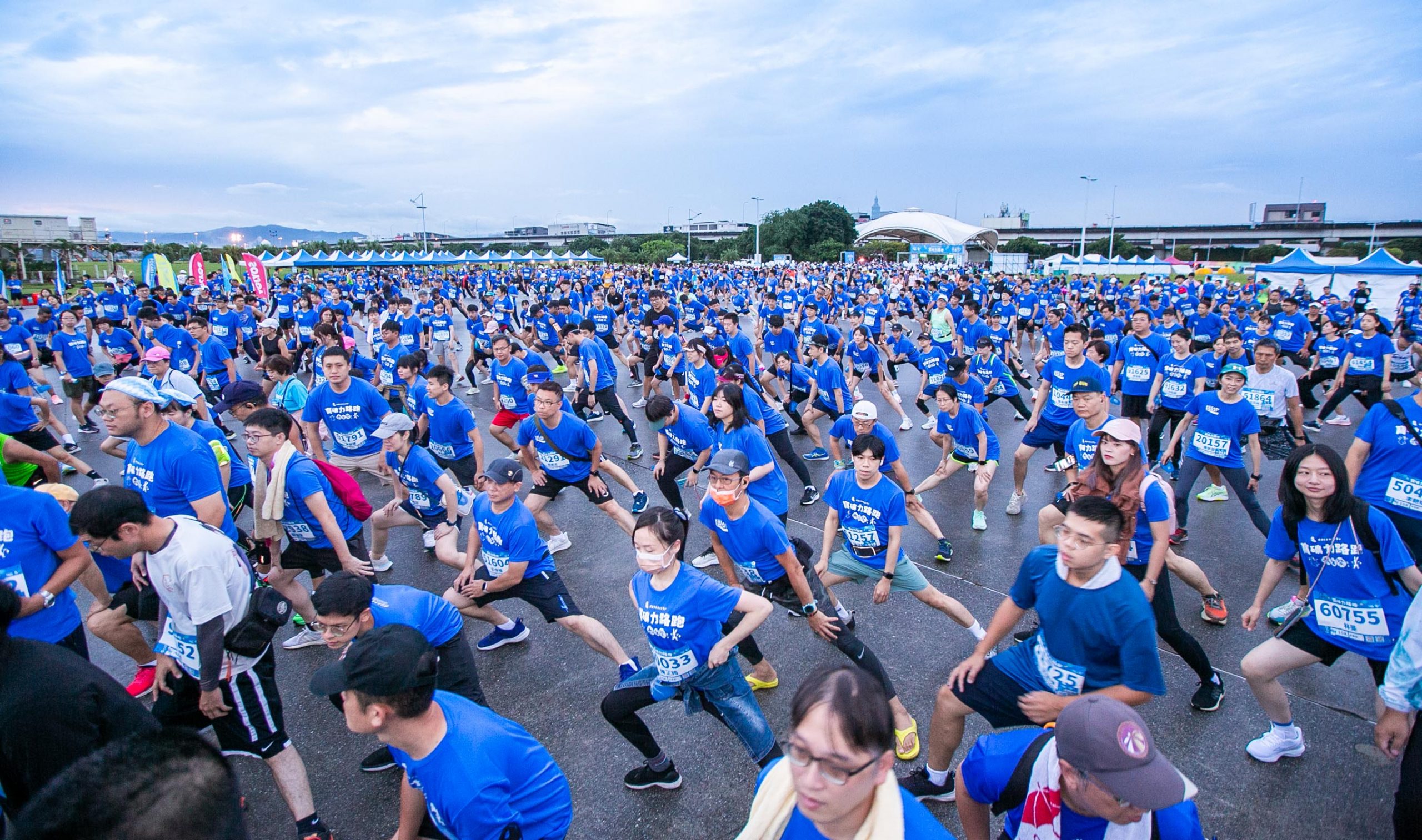 大佳河濱再現藍色人海!寶礦力路跑吸引萬名跑者參賽,Nike Training Club教練帶領賽前暖身,幫助跑者熱血衝出起跑線