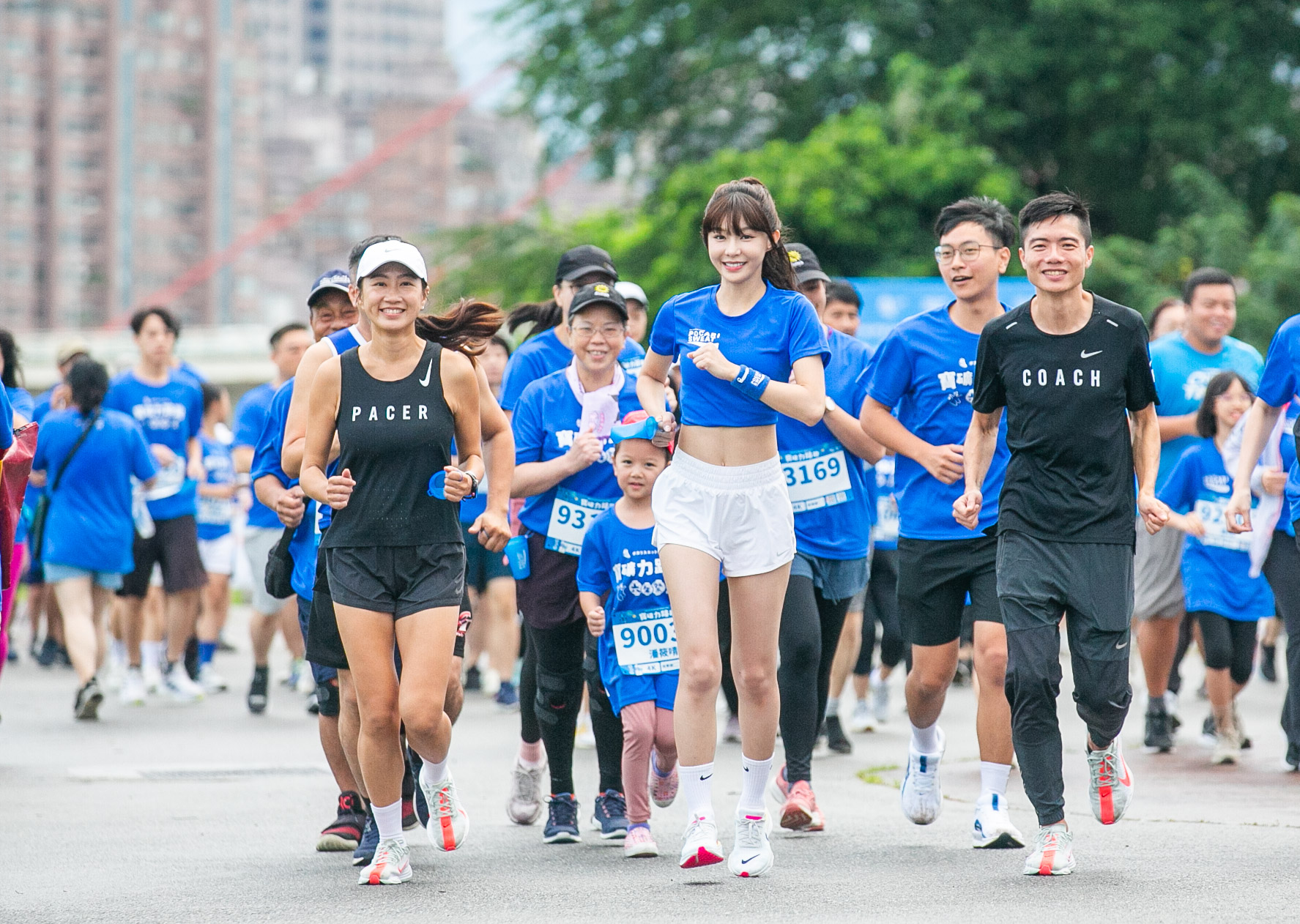 YURI 陳怡叡身穿寶礦力藍服裝,與Nike Run Club教練一同領跑4K組,鼓勵現場跑者一起運動甩汗,熱血應援