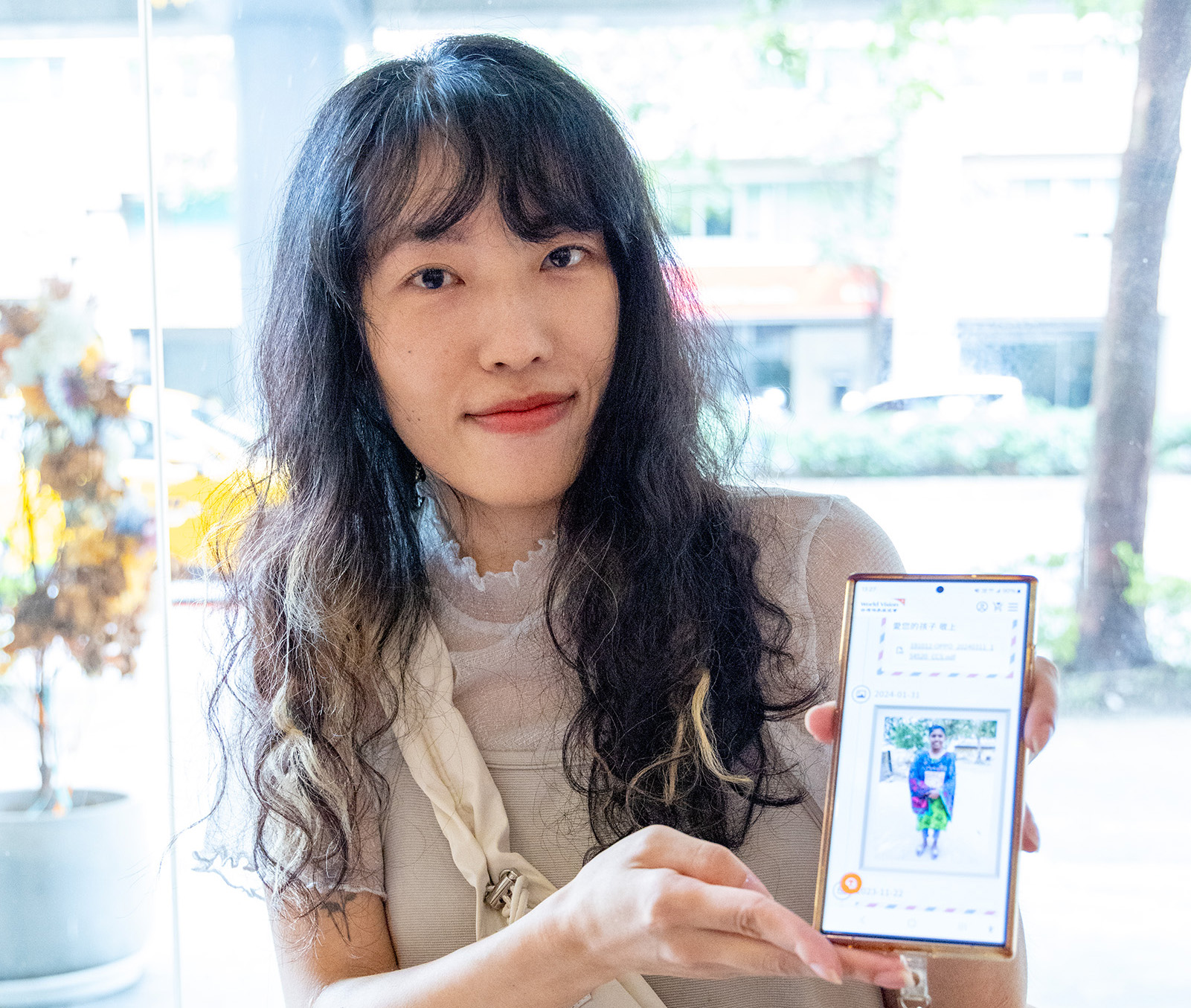 資助人劉小姐從孟加拉女孩5歲時就開始資助她，如今已是17歲少女，一路陪伴孩子穩定求學、朝夢想邁進，她覺得感恩又欣慰。
