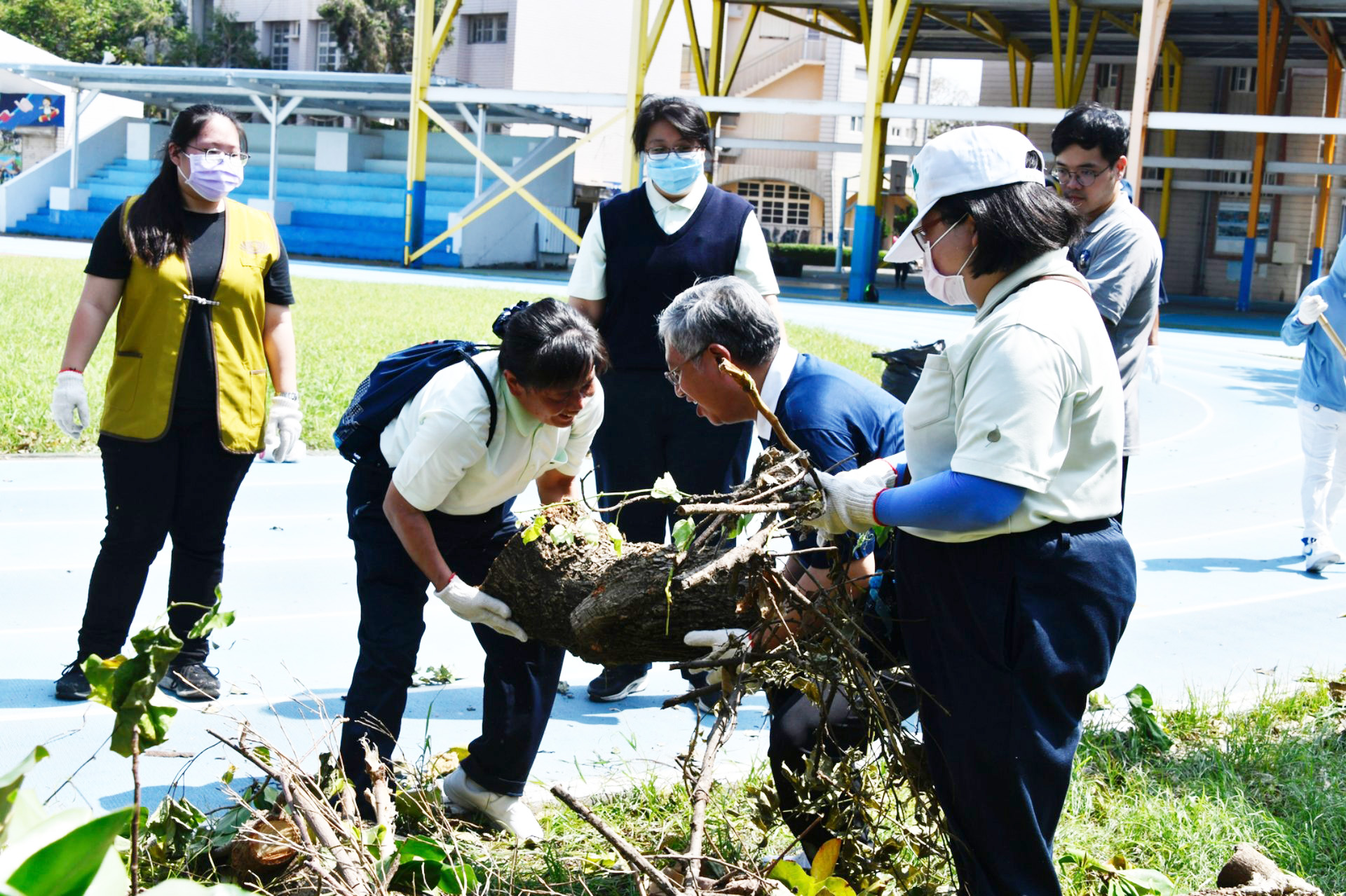 賴俊良副院長與人文室葉璧禎一起清理巨大的木頭。