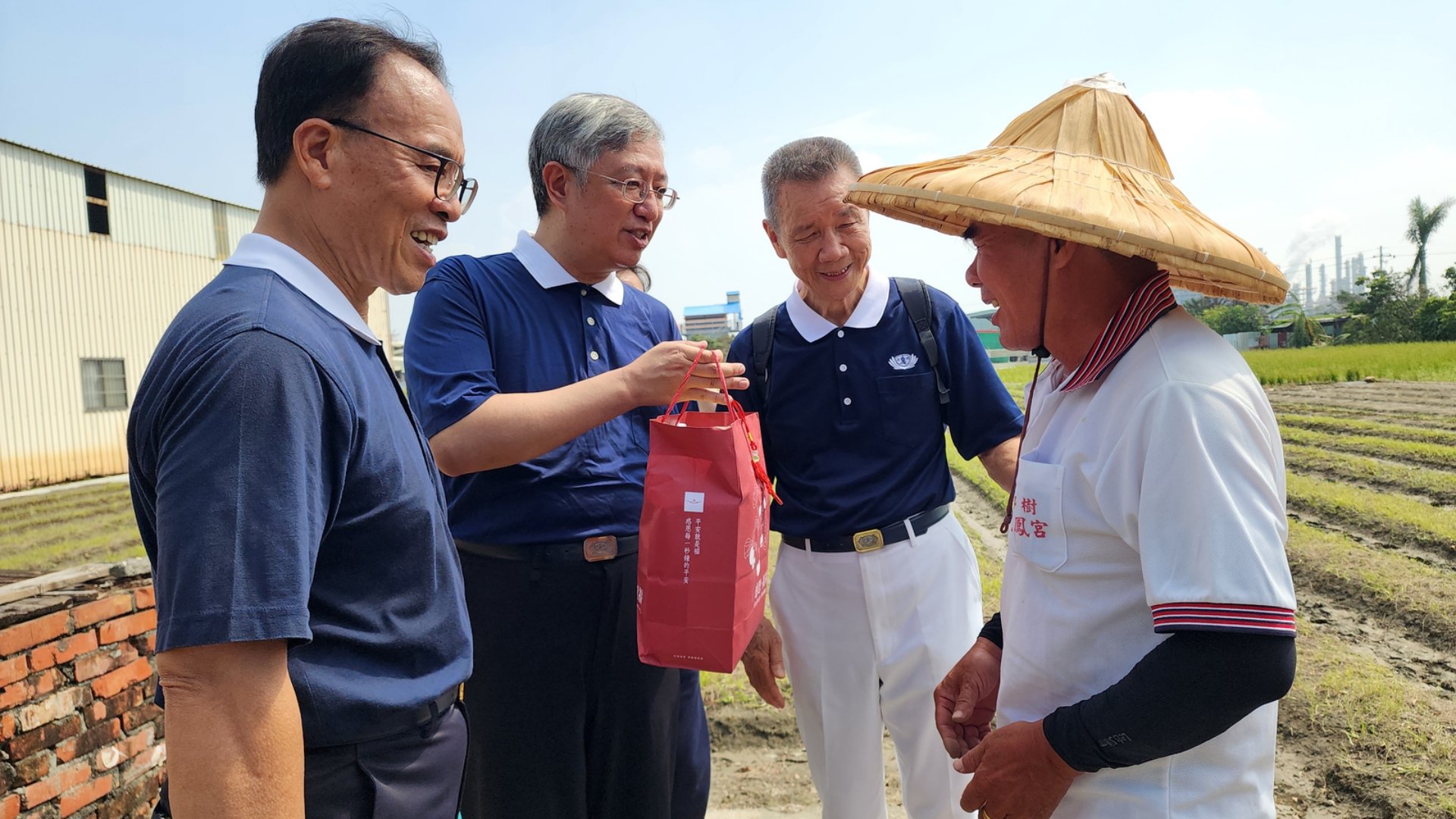 賴俊良副院長將祝福禮送給田裡種洋蔥苗的阿伯