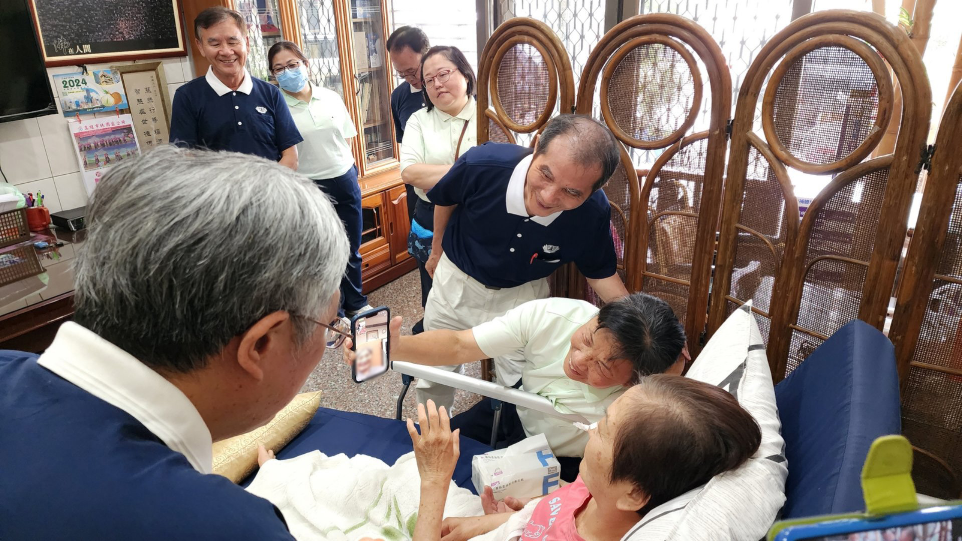 葉璧禎師姊則以視訊方式，讓多年不見的大林慈院常住志工與秀珍師姊視訊對話，畫面十分溫馨。