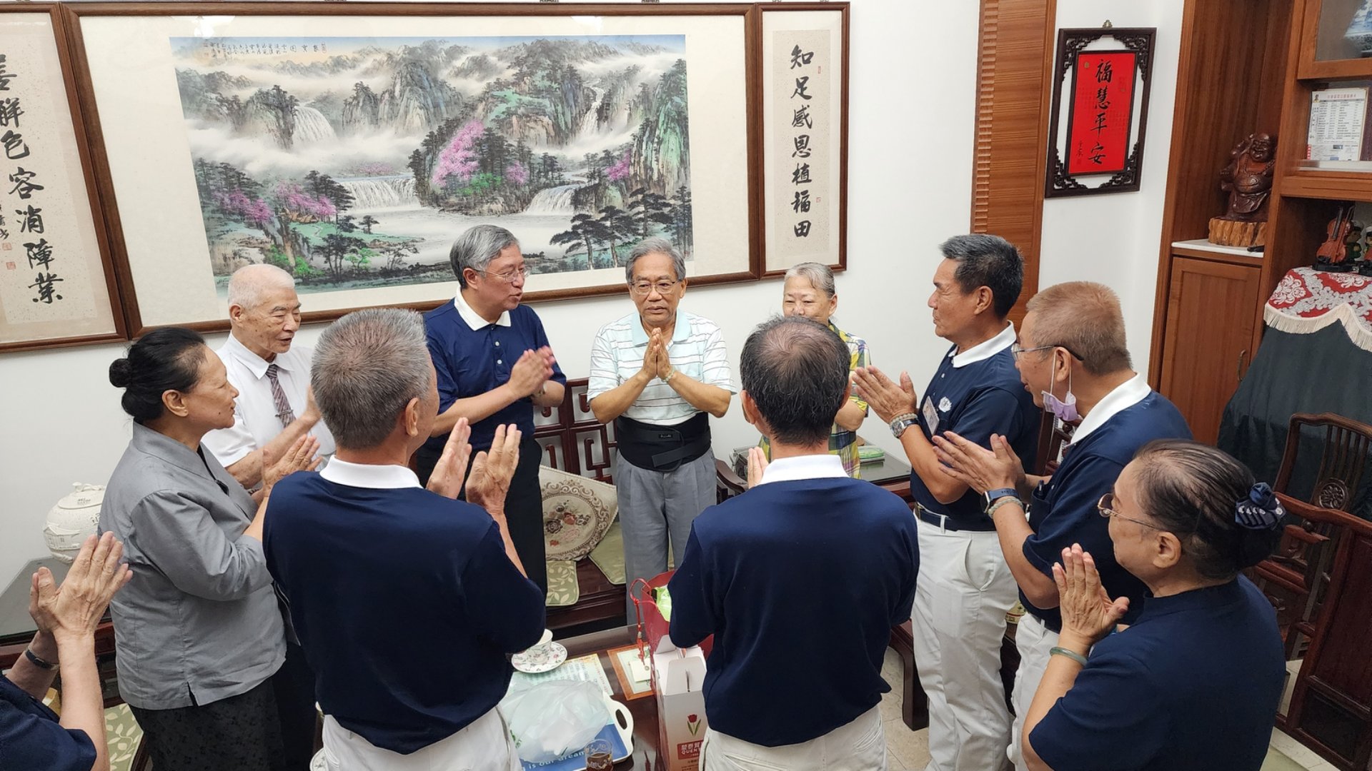 法親家人團團圍繞，給予剛過生日的黃清貴師兄無量壽的祝福。