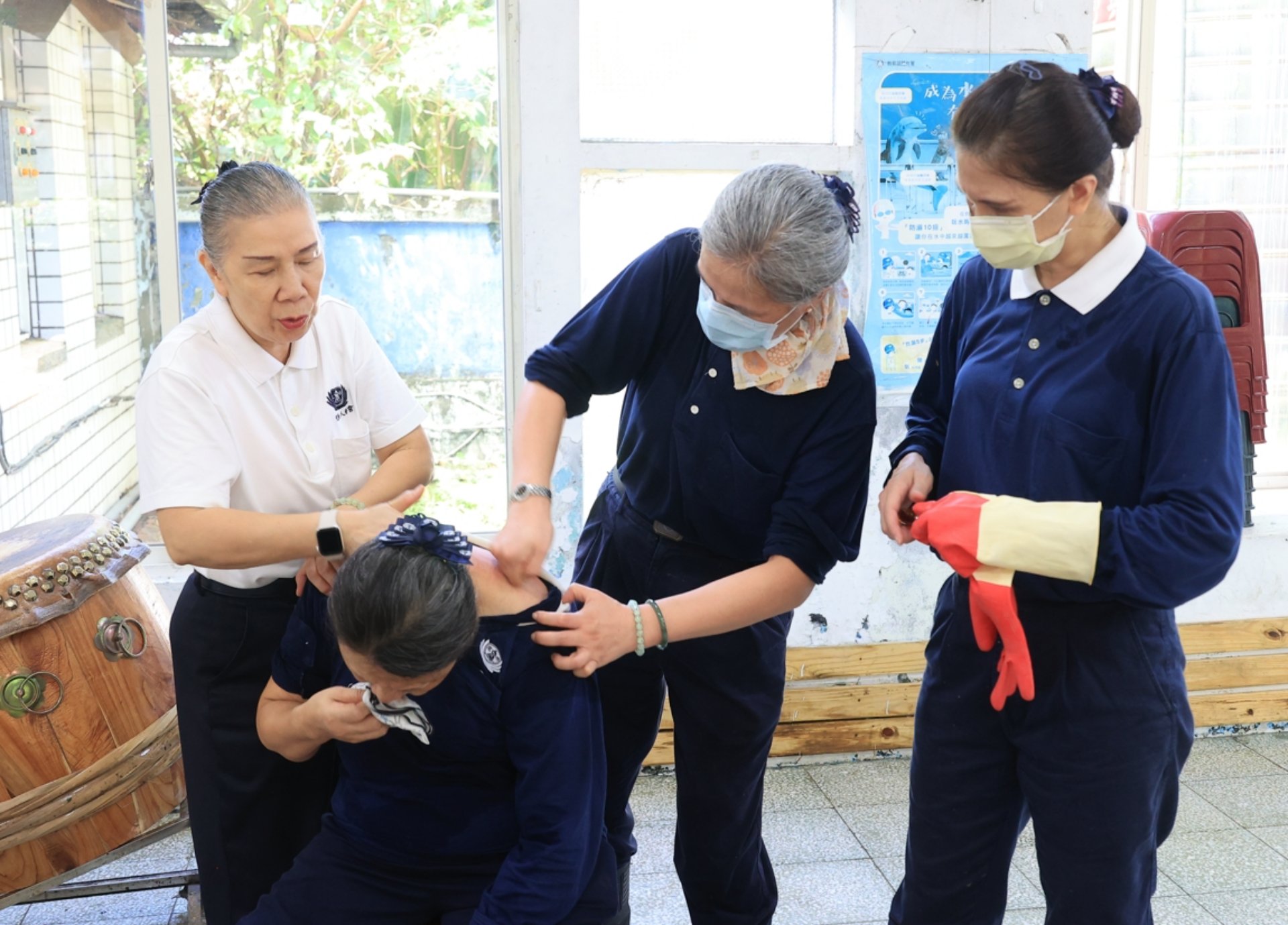 陳繼先護理師(左)表示，這次人醫團隊共有超過十位的醫護人員分散在各條線路，主要是為守護打掃志工的安全與健康。  