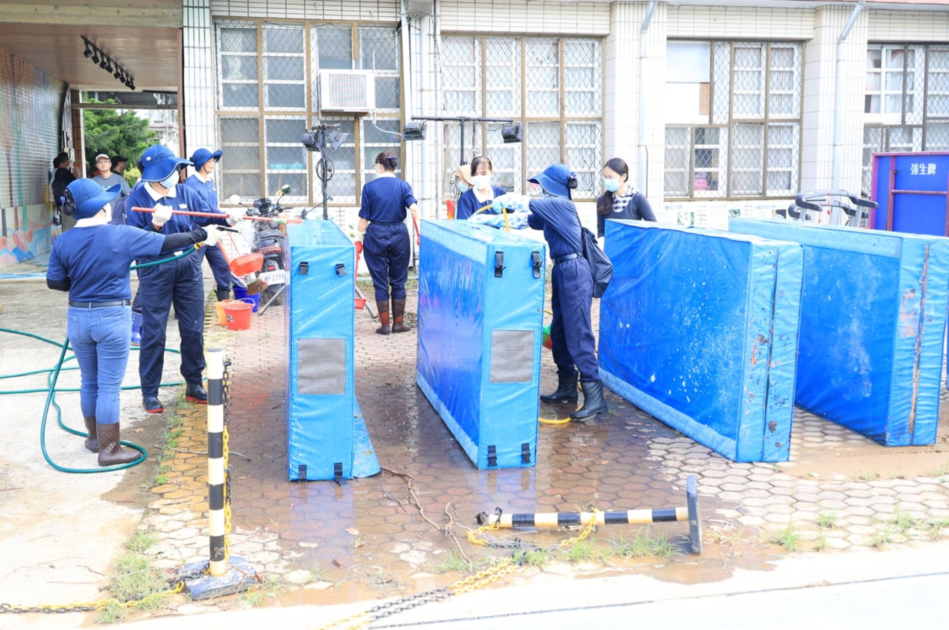 新北金山、萬里校園清掃，慈濟志工協助恢復就學環境。