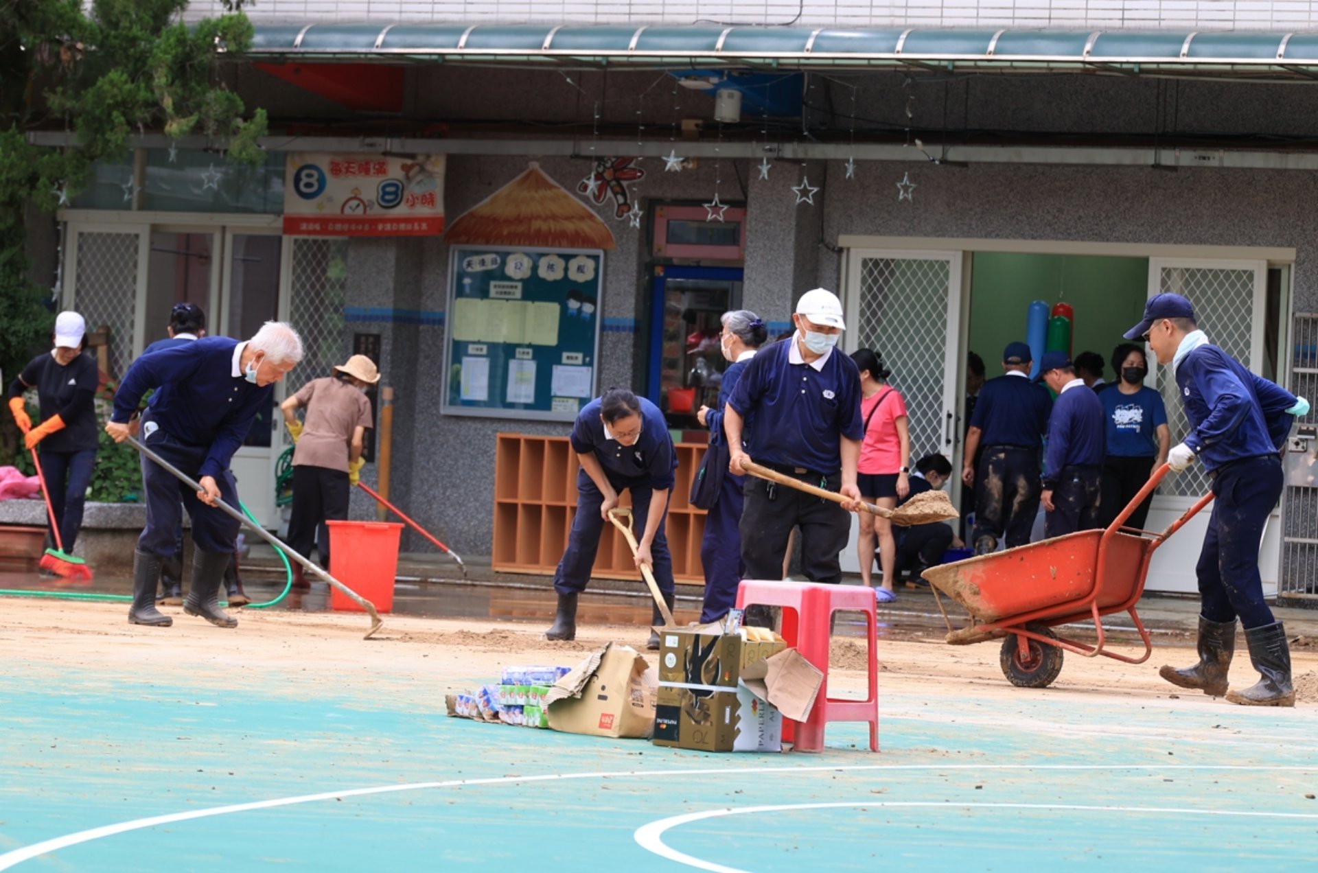 新北金山、萬里校園清掃，慈濟志工協助恢復就學環境。