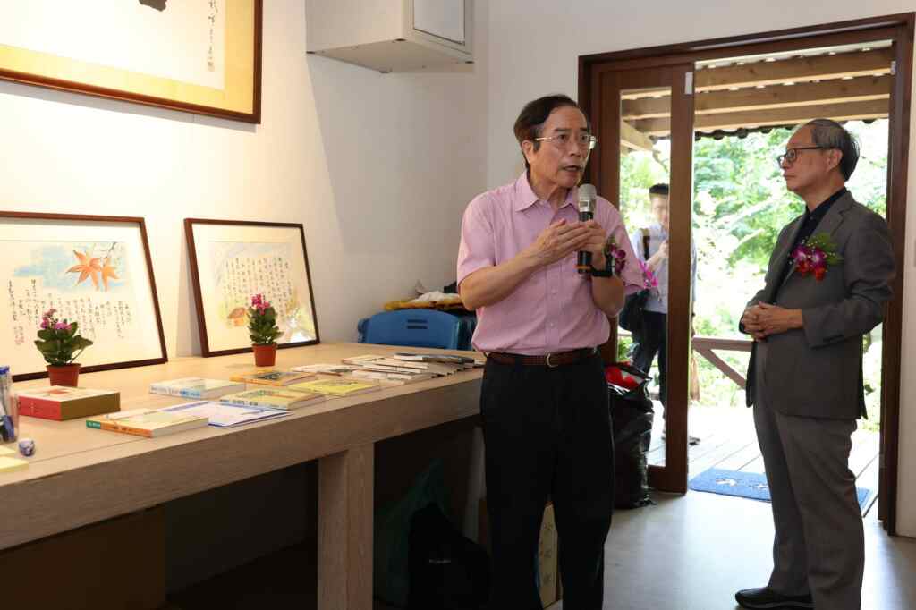 ▲台語詩人李勤岸（左）吟誦作品〈白髮〉，詩作以白頭髮的出現，象徵親人的離開，同時帶出對他們的思念。（記者林明佑翻攝）