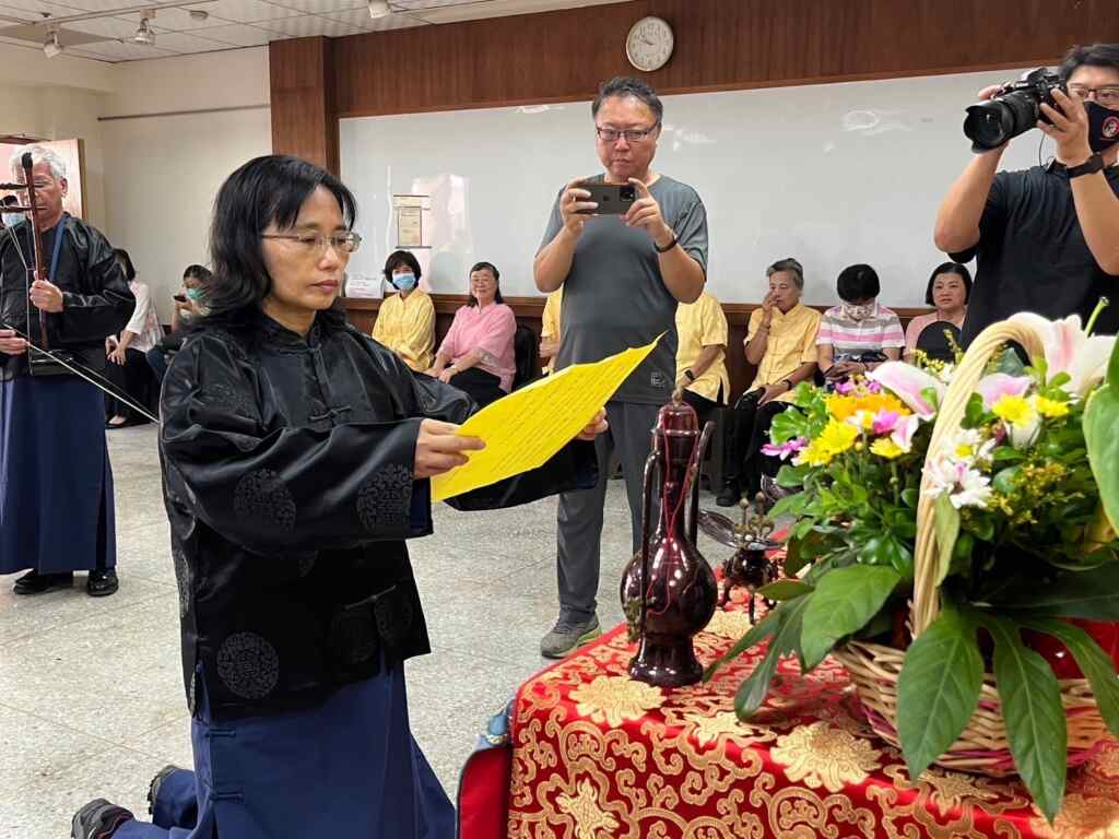 ▲彰化縣文化局6日在南北管音樂戲曲館市民集會室舉辦「南管孟府郎君秋季祭典」活動,由文化局局長張雀芬擔任主祭官。(彰化縣文化局提供)