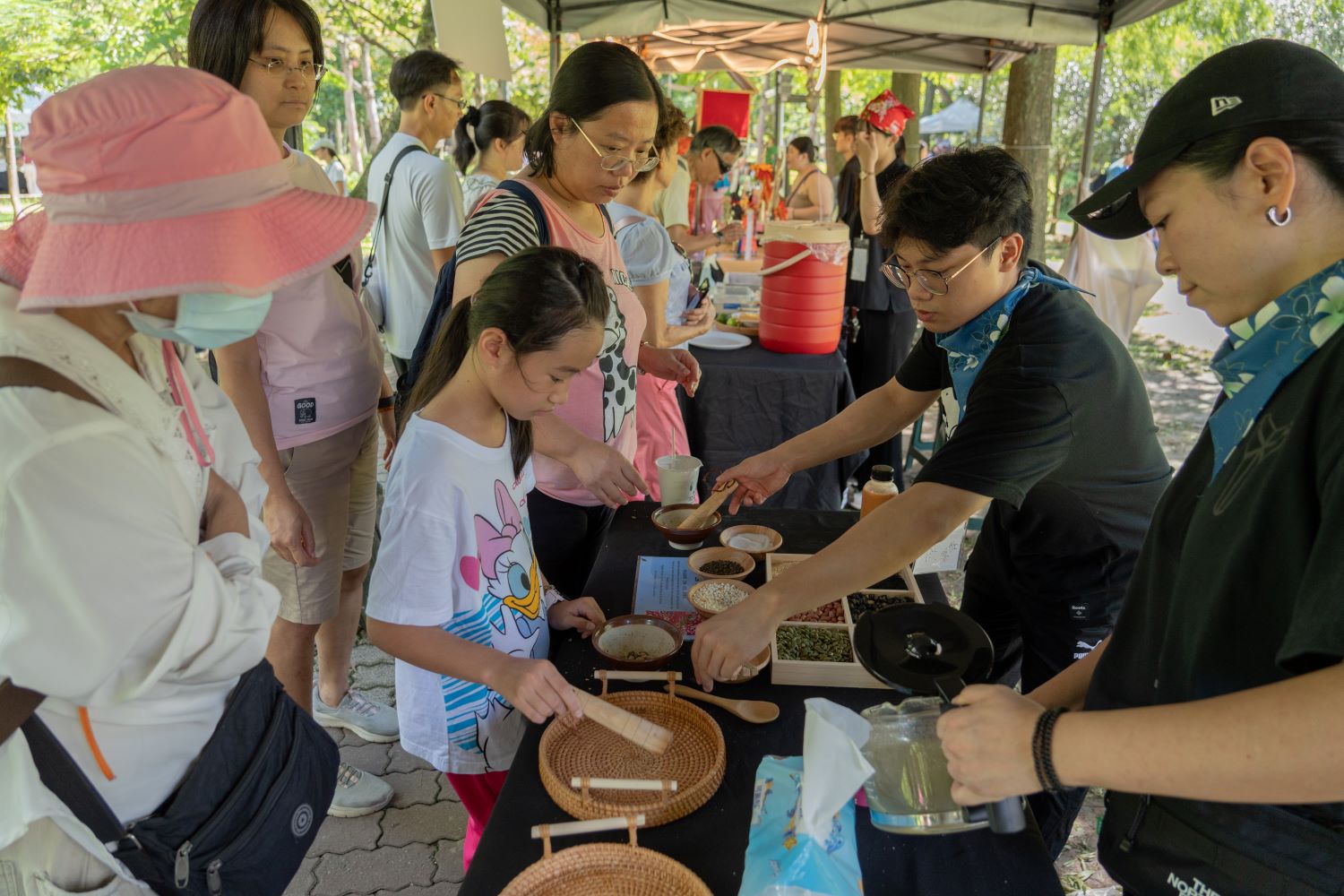 台灣文化攤位互動照(圖/北市重建處提供)