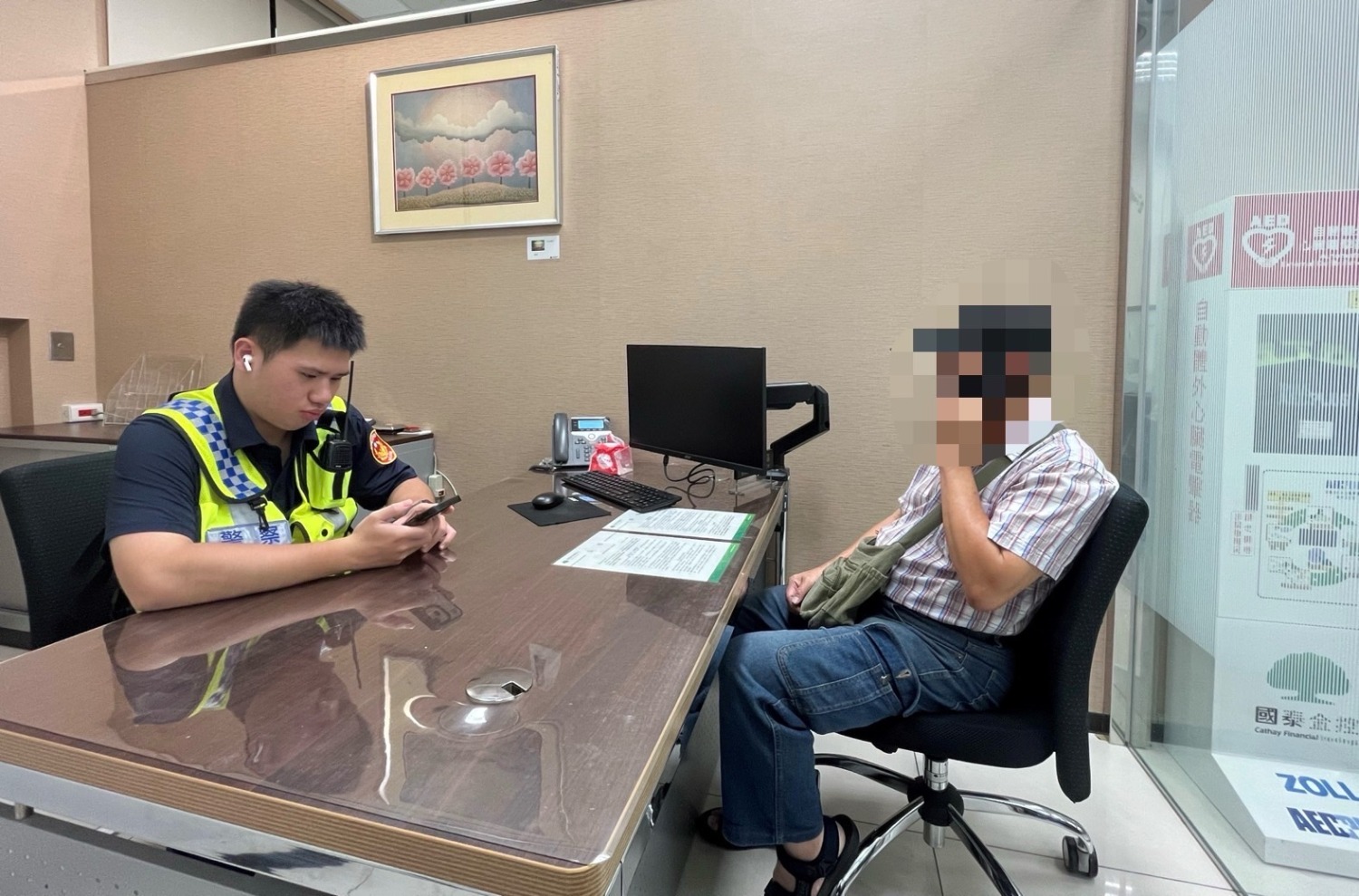 海山警方於現場苦勸老翁匯款,最終成功阻詐(記者徐煜勝翻攝)