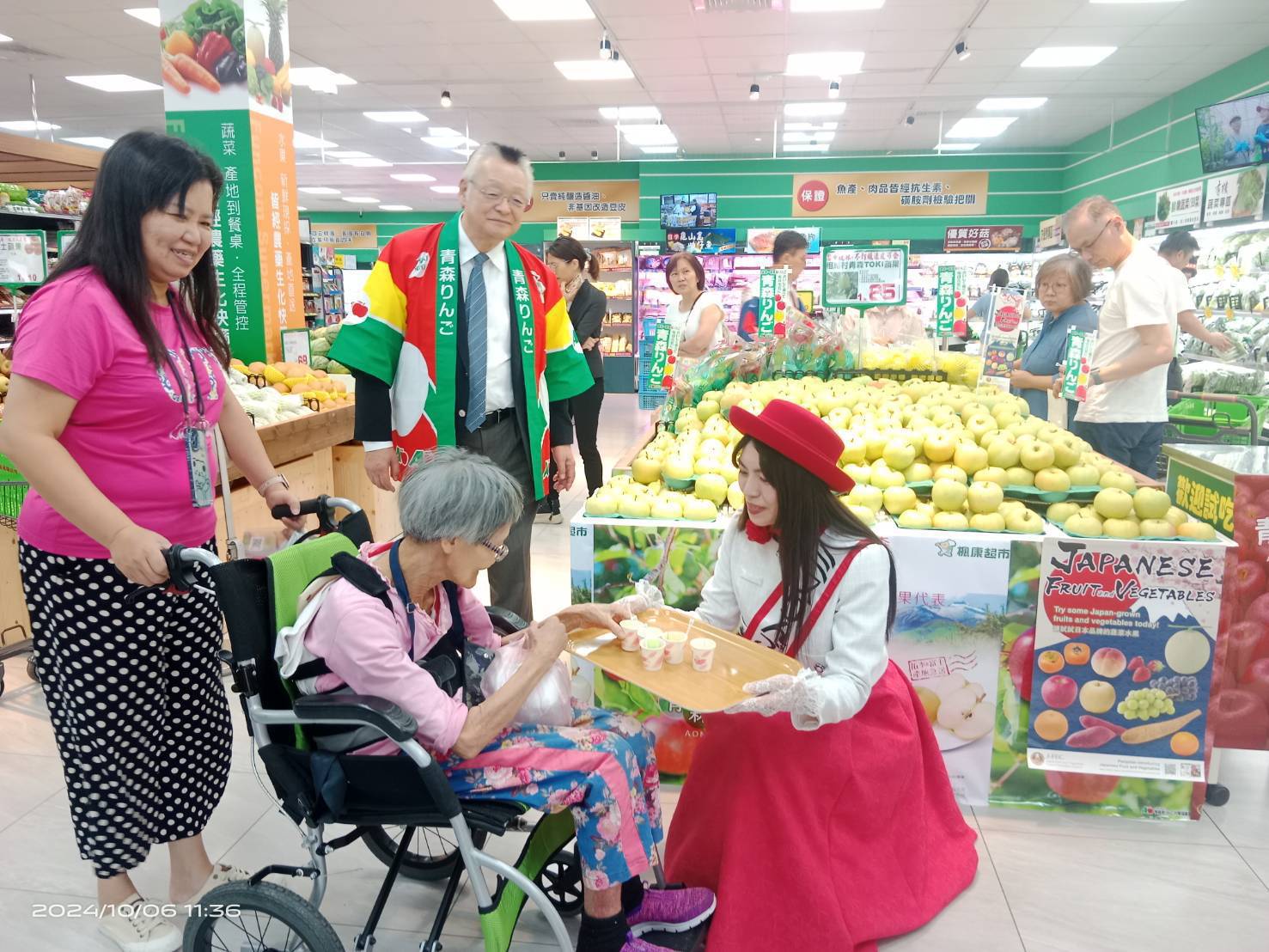 日本蘋果小姐在楓康超市嘉豐店與現場老少民眾,熱情互動。(圖/記者黃溎芬攝影)