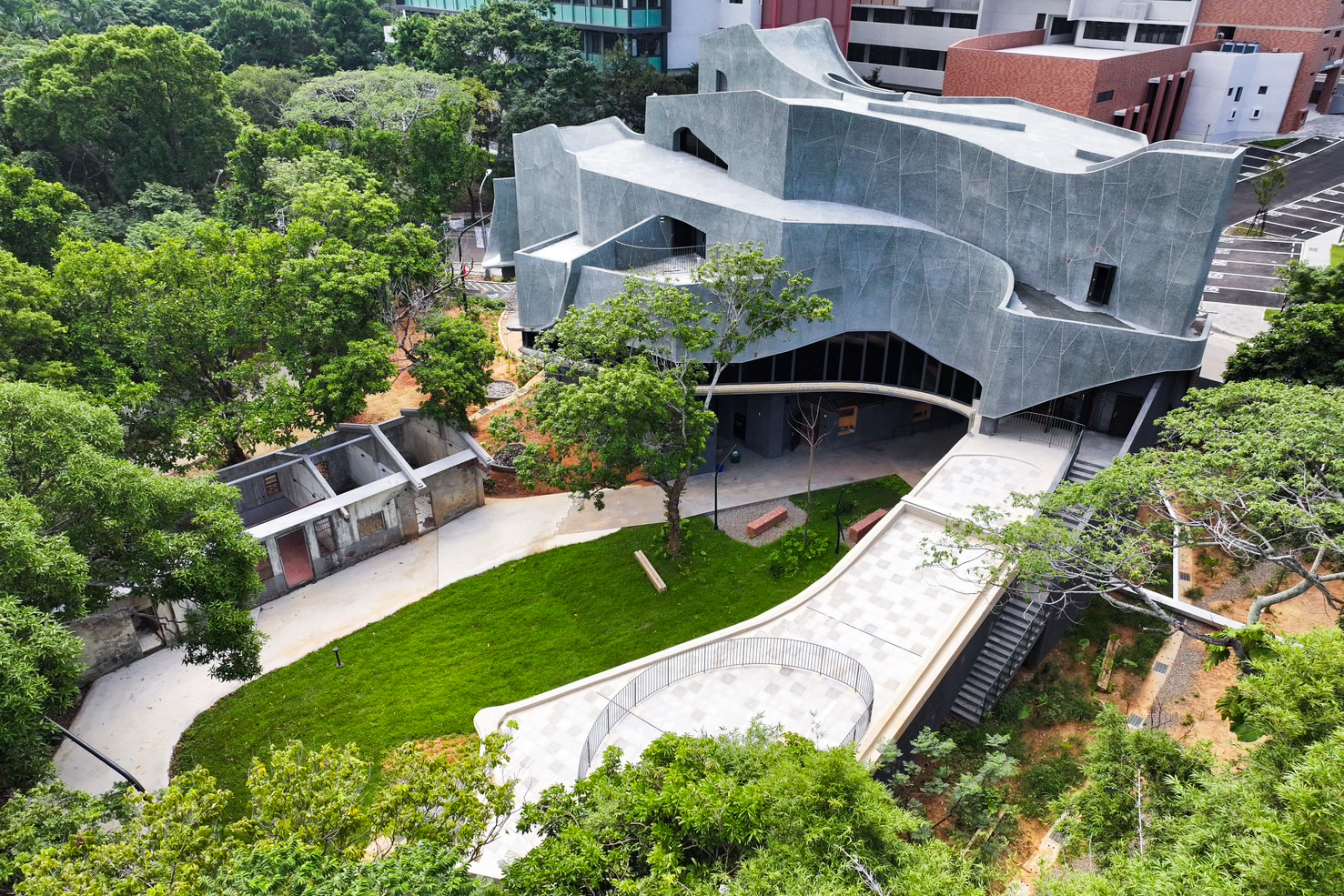 新竹第一座國際級捷英文物館,呈ㄇ形納入老三合院,成為「新三合院」。(圖/記者黃溎芬翻攝)
